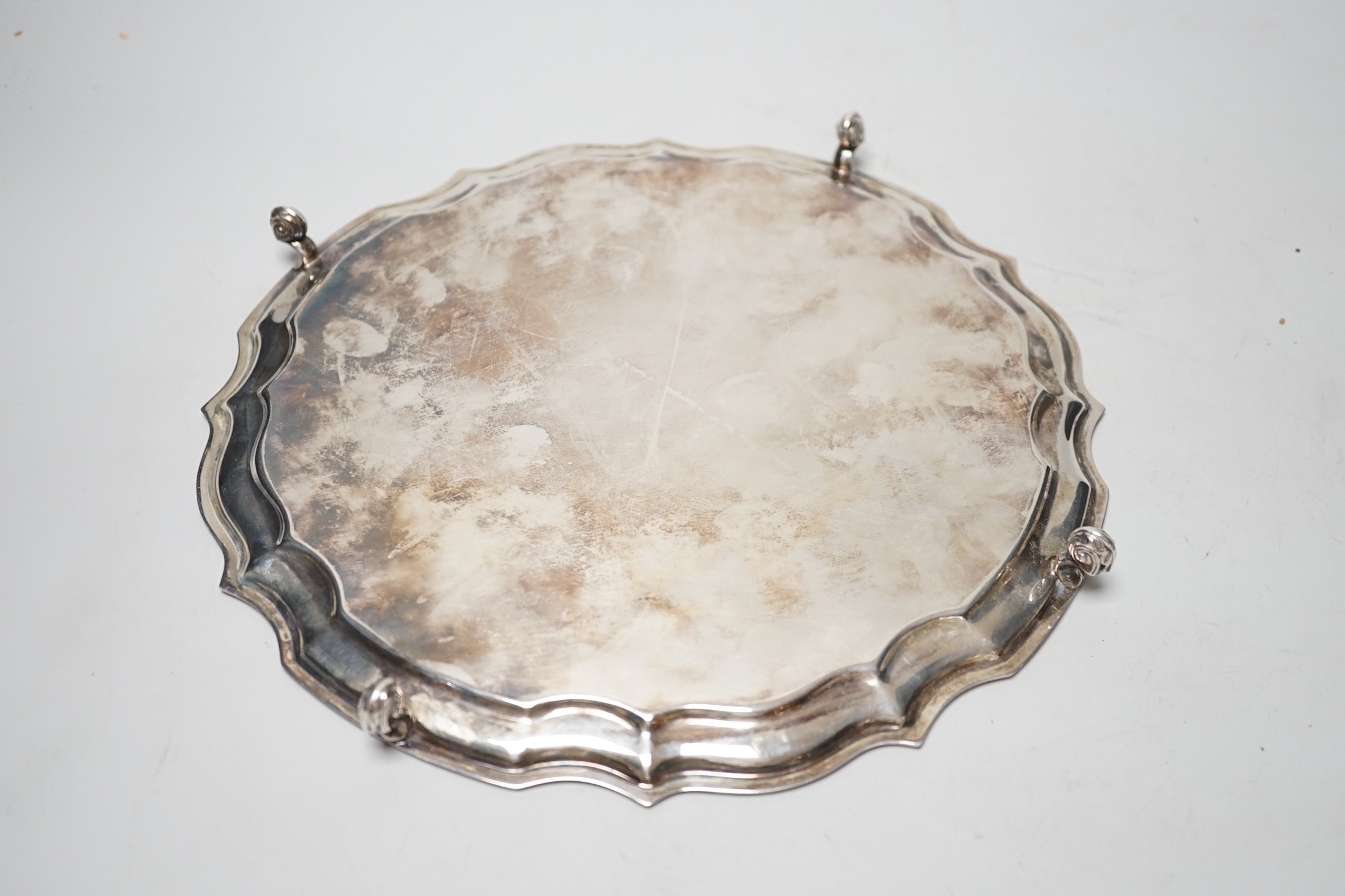 An Elizabeth II silver salver, with pie crust border, Roberts & Dore, Sheffield, 1977, 25.4cm, 14.1oz.